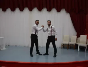İkizlerden Tiyatro Oyunu: ‘İkizi Birden’