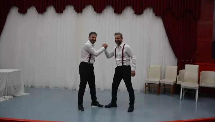 İkizlerden Tiyatro Oyunu: ‘İkizi Birden’