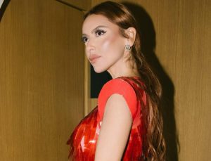 İmaj değiştiren Hadise, kırmızı pullu elbise giydi