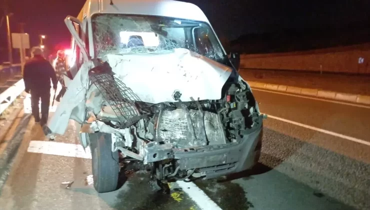 Ineğe Çarpan Minibüste 4 Yaralı