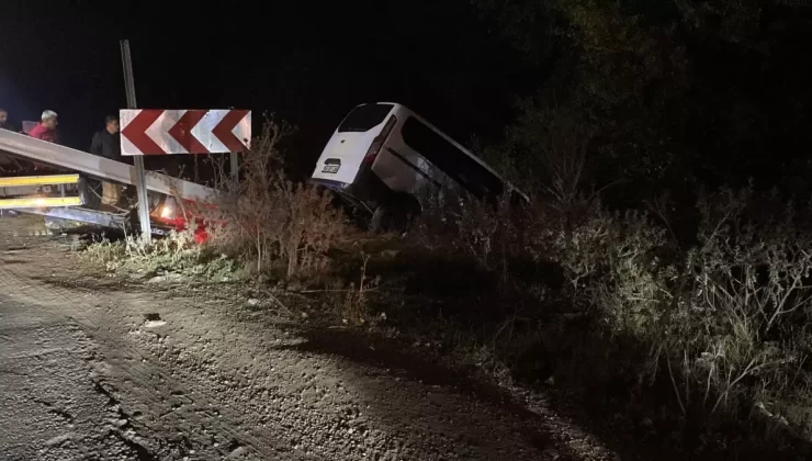 İnegöl’de Minibüs Dereye Devrildi