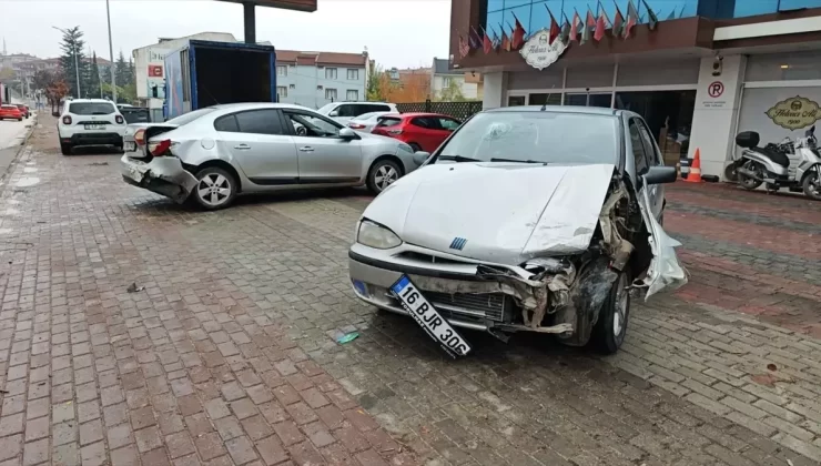 İnegöl’de Zincirleme Trafik Kazası: 3 Yaralı