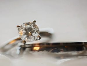 İngiltere’de çalınan yüzük özür notuyla geri gönderildi