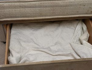 İngiltere’de kızını 3 yaşına kadar çekmecede saklayan anne