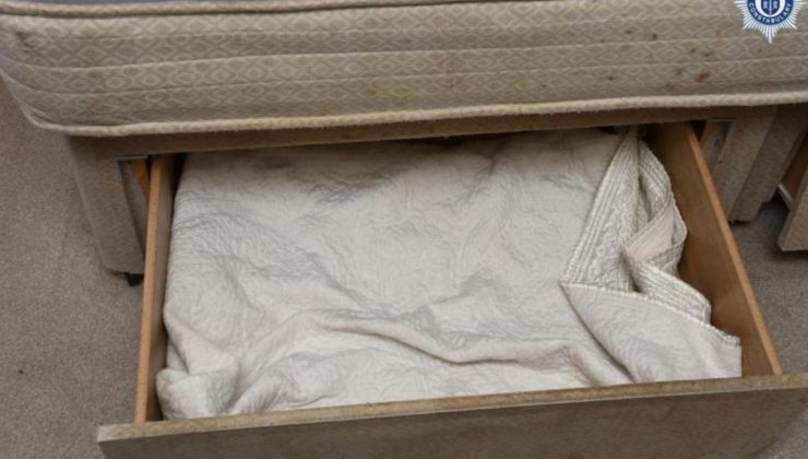 İngiltere’de kızını 3 yaşına kadar çekmecede saklayan anne