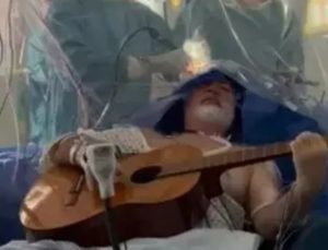 İngiltereli müzisyen girdiği 8 saatlik beyin ameliyatında gitar çaldı