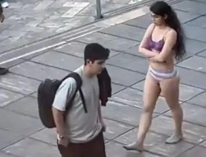 İran’da soyunduğu için gözaltına alınan kadın serbest bırakıldı