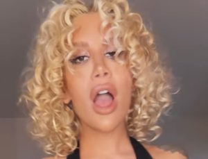 İrem Derici’nin konser imajları! Kıvırcık saçlarına yorum yağdı