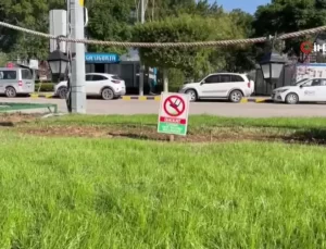 İskenderun’da Çimlere Basma Tartışması