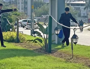 İskenderun’da Çimlere Basma Uyarısı Sesli Anons ile Yapılıyor