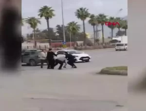 İskenderun’da Otobüs Şoförü ile Otomobil Sürücüsü Sopalı Kavga Etti