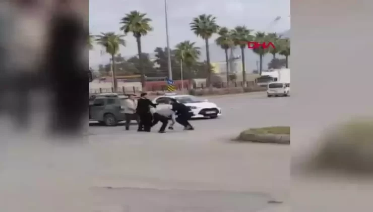 İskenderun’da Otobüs Şoförü ile Otomobil Sürücüsü Sopalı Kavga Etti