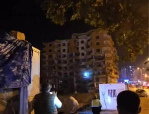 İslahiye’de Ağır Hasarlı Bina Kendiliğinden Çöktü