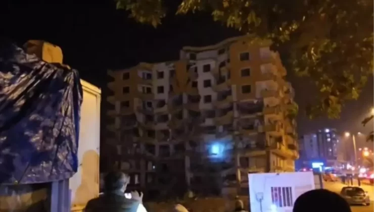 İslahiye’de Ağır Hasarlı Bina Kendiliğinden Çöktü