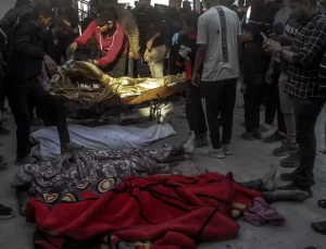 İsrail Gazze’de Okulu Vurdu: 10 Ölü