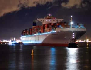 İstanbul Boğazı’nda gemi trafiği askıya alındı