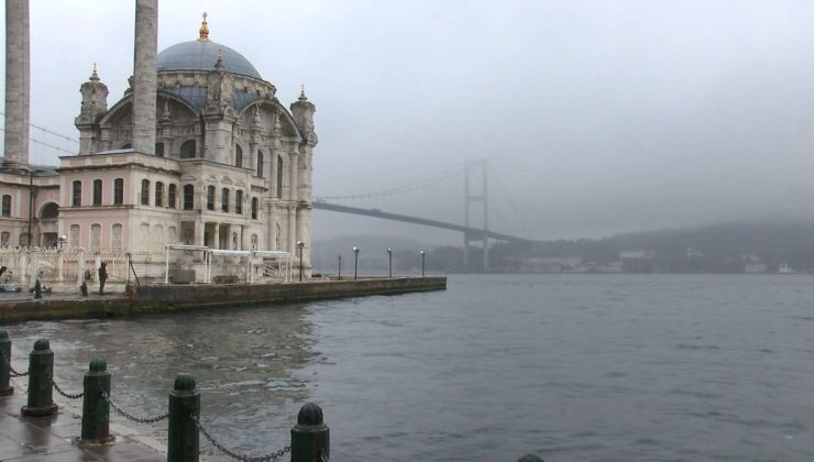 İstanbul güne sisle uyandı: Köprüler neredeyse kayboldu