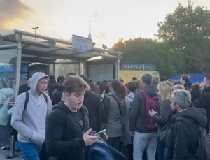 İstanbul’da bazı metrobüs duraklarında yolcu yoğunluğu