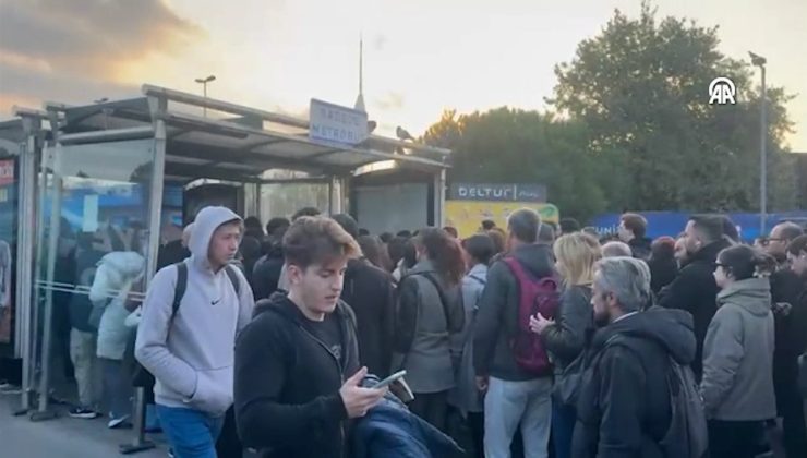 İstanbul’da bazı metrobüs duraklarında yolcu yoğunluğu