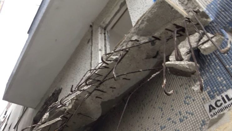 İstanbul’da boşaltılan binanın balkonu çöktü