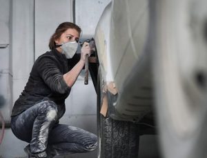 İstanbul’da Güler usta, otomobilleri makyaj yapar gibi boyuyor
