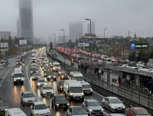 İstanbul’da haftanın son mesai gününde trafik yoğunluğu yaşanıyor