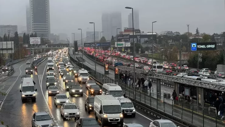 İstanbul’da haftanın son mesai gününde trafik yoğunluğu yaşanıyor