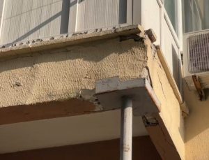 İstanbul’da kaçak balkon yapıp metal boruyla desteklediler
