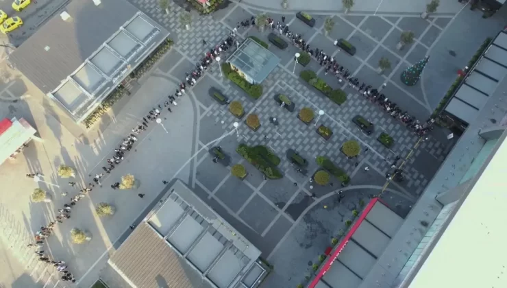 İstanbul’da metrelerce uzayan şahane cuma kuyruğu, meydana kadar taştı
