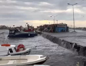 İstanbul’da Şiddetli Lodos Teknelere Zarar Verdi