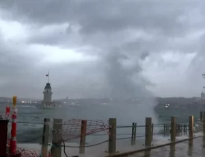 İstanbul’da Şiddetli Lodos ve Sağanak Yağış Tenha Sokakları Vurdu