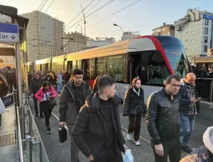 İstanbul’da toplu ulaşım ve bazı yollarda trafik yoğunluğu yaşanıyor