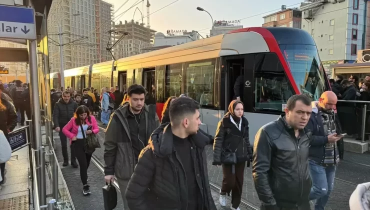 İstanbul’da toplu ulaşım ve bazı yollarda trafik yoğunluğu yaşanıyor