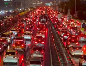 İstanbul’da trafik yoğunluğu yaşanıyor