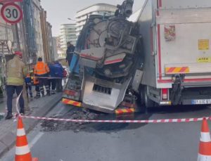 İstanbul’da yol çöktü! 2 kamyon çukura düştü