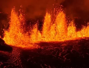 İzlanda’da yanardağ yedinci kez patladı: Turistik bölge tahliye edildi