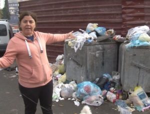 İzmir Buca’da caddeler çöpten geçilmiyor