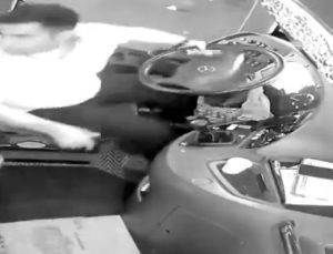 İzmir’de aracında uyurken kaza yaptığını gören şoförün paniği