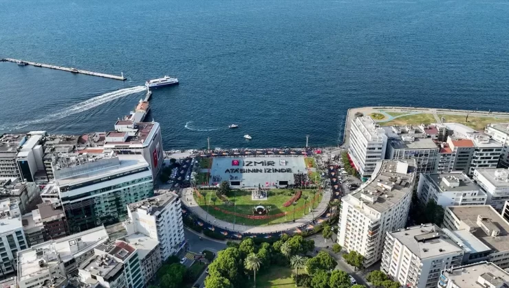 İzmir’de Atatürk Anma Yürüyüşü