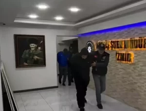 İzmir’de Aynı Evi Birden Fazla Kişiye Kiralayan Dolandırıcılara Operasyon