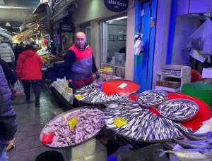İzmir’de Fırtına Balık Fiyatlarını Artırdı