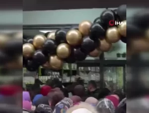 İzmir’de İzdiham: Kadın Yere Düştü