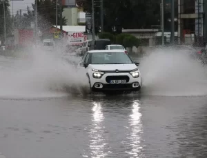 İzmir’de Sağanak Yağış ve Rüzgar Aksamaya Neden Oldu