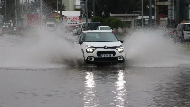 İzmir’de Sağanak Yağış ve Rüzgar Aksamaya Neden Oldu