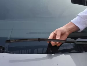 İzmir’de yanlış park eden aracın sileceğini kaldıran kadına 5 bin lira ceza