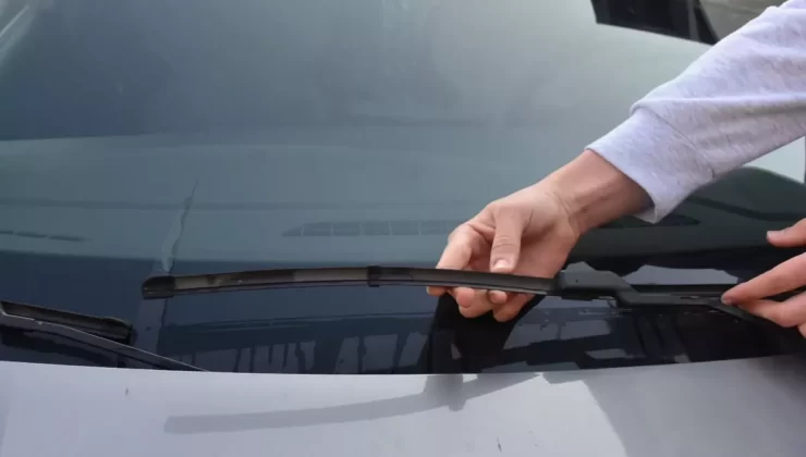 İzmir’de yanlış park eden aracın sileceğini kaldıran kadına 5 bin lira ceza