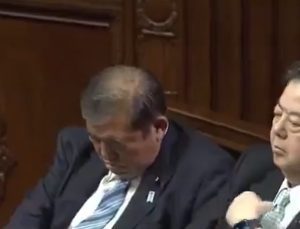 Japonya’da yeniden başbakan seçilen İşiba Şigeru uyuyakaldı