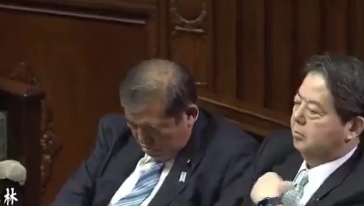 Japonya’da yeniden başbakan seçilen İşiba Şigeru uyuyakaldı