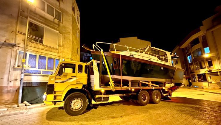 Kablolar tekneye takıldı, telefon direği cipin üzerine düştü