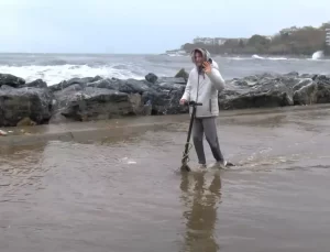 Kadıköy Kalamış Sahili’nde Şiddetli Lodos Dev Dalgalar Oluşturdu